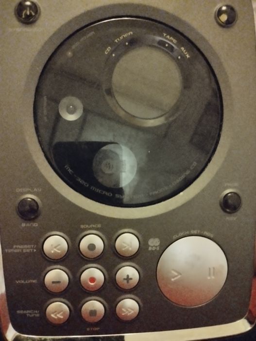 Музичний центр Філіпс .має в собі програвач дисків та касет.