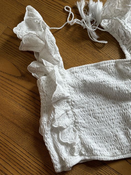 Stradivarius biały boho crop top na gumce na lato koronka falbanki