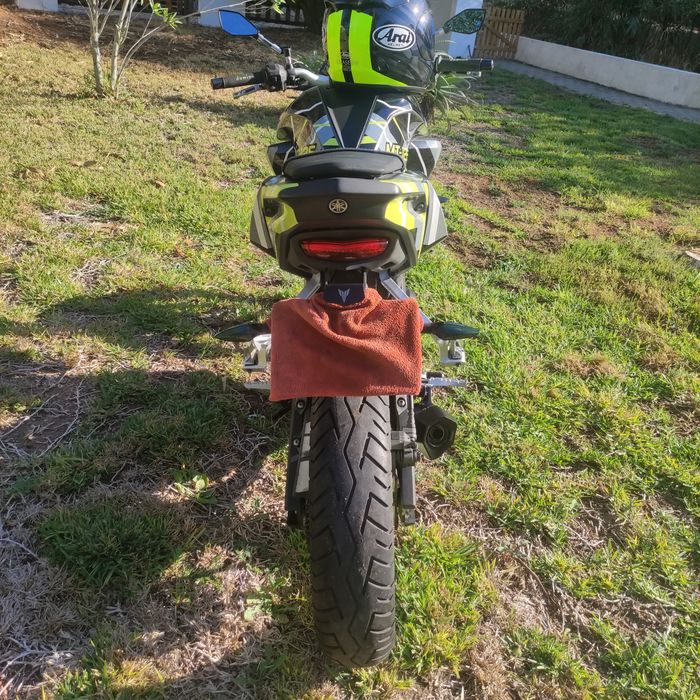 Yamaha MT 125 bom estado com capacete e casaco