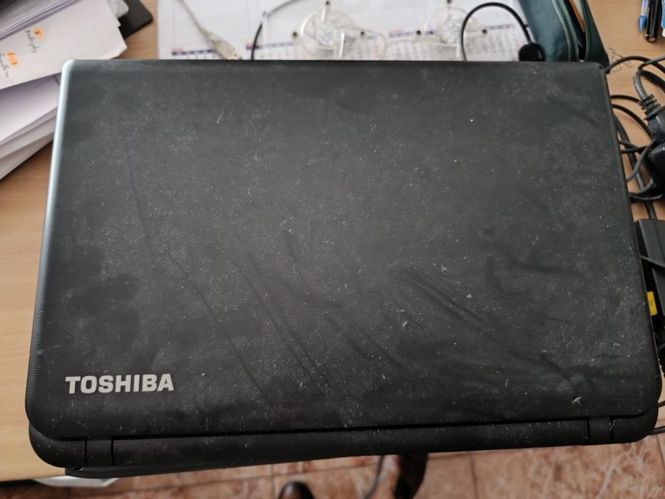 Vários computadores portáteis