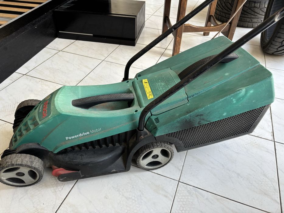 Maquina de cortar relva (electrica) outra de cartar os cantos