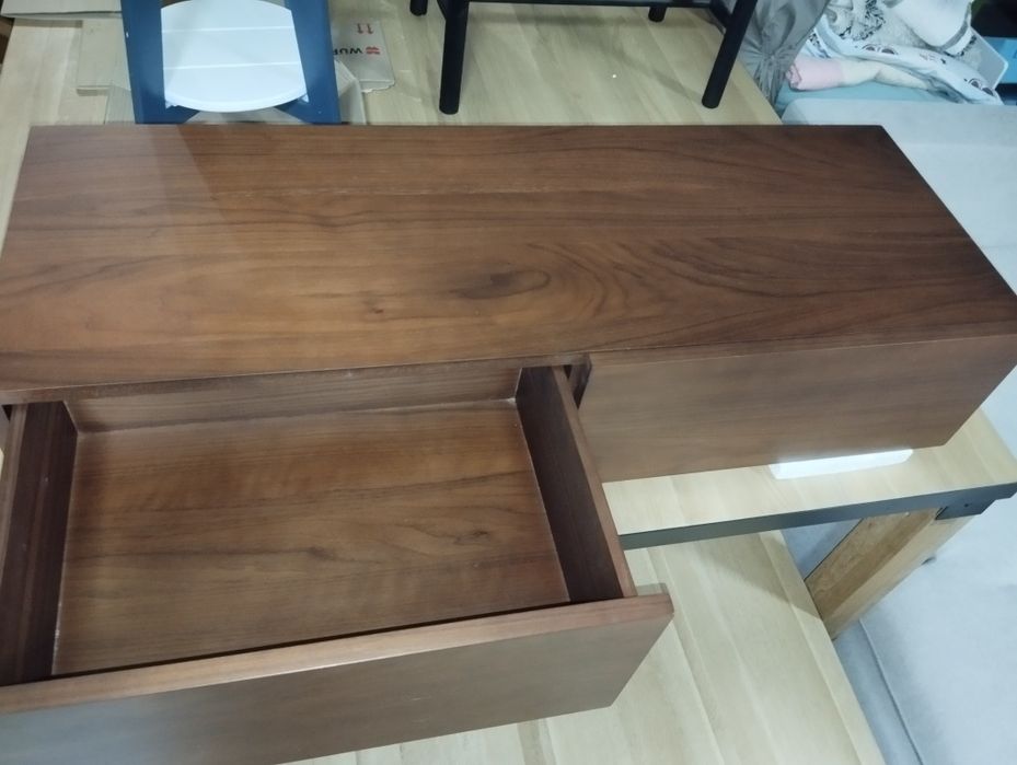 Móvel suspenso em Nogueira