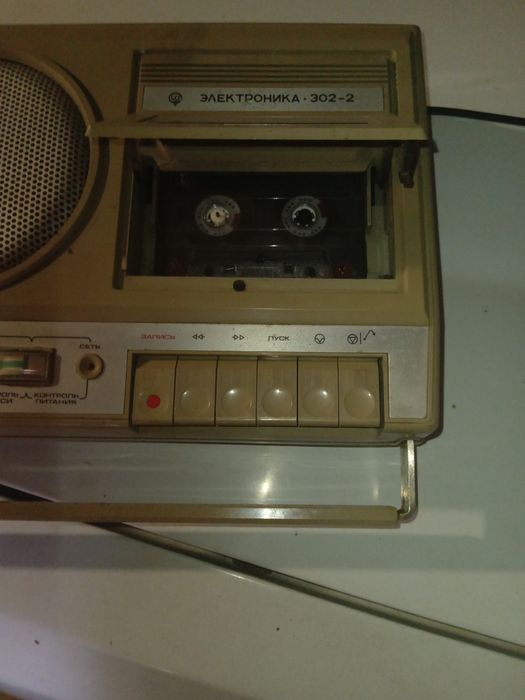 Магнітофон єлектроніка в рабочем состояніі