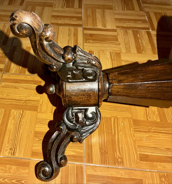 Antigo banco de piano rotativo em pau santo