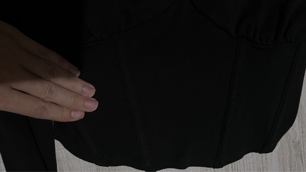 Чорний топ з корсетними вставками