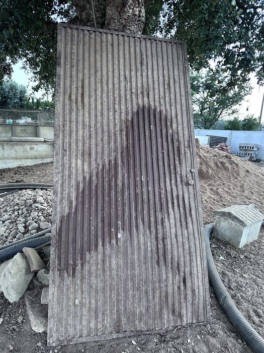 2 portões castanhos