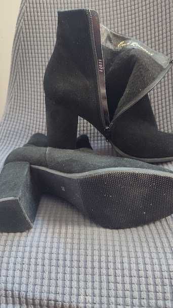 Czarne zamszowe borki na wysokim klocku r 39 Emi Romani