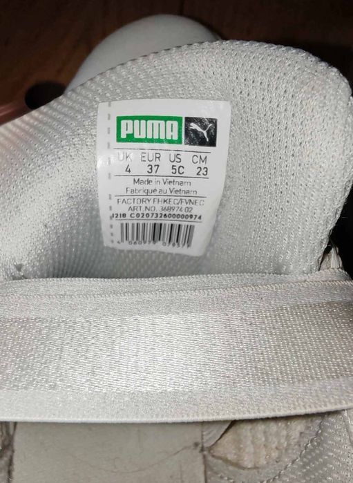 Кросівки жіночі Puma,  ЕUR 37

Продам білі жіночі кросівки в гарному стані, устілка 24см максимум
