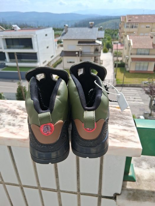 Jordan Retro 4, verde e preta
