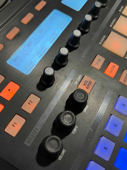 Native Instruments MASCHINE MK164585100116225121