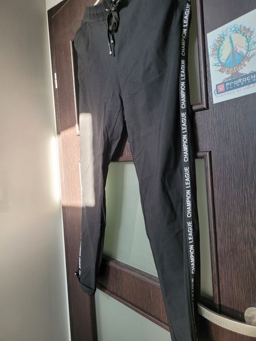 Spodnie dresowe że wstawkami