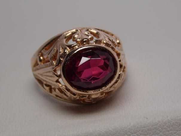 Pierścionek rubinowo purpurowy kamień ażurowa oprawa różowe złoto R.13