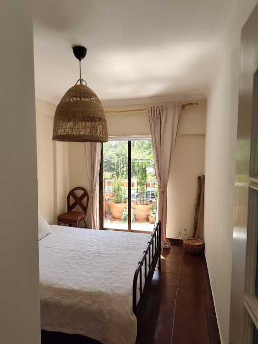Quarto para arrendar em Alfornelos, 2min. Pingo Doce, 5min. do metro (linha azul). Despesas incluídas. Óptimo ambiente e excelente zona