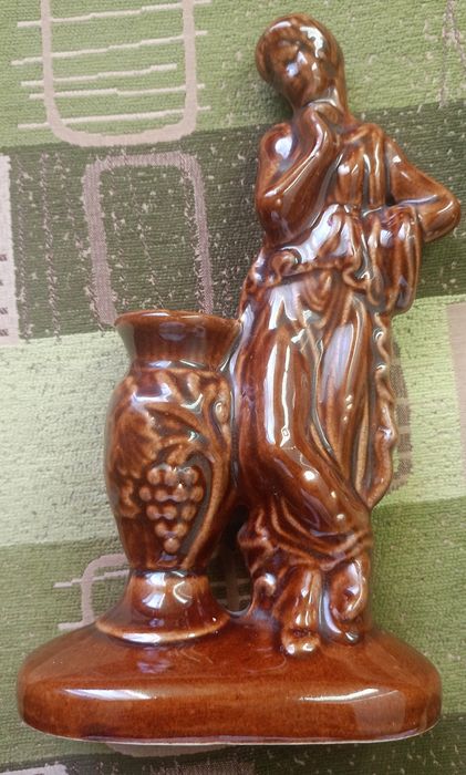 Ceramiczna kobieta z dzbankiem PRL