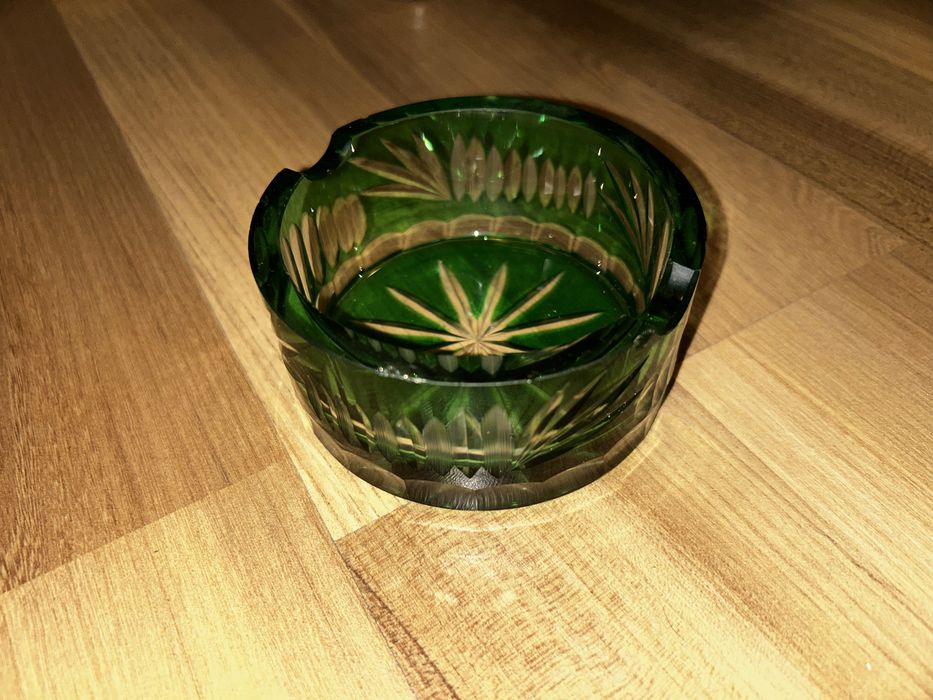 Stara szmaragdowa popielniczka