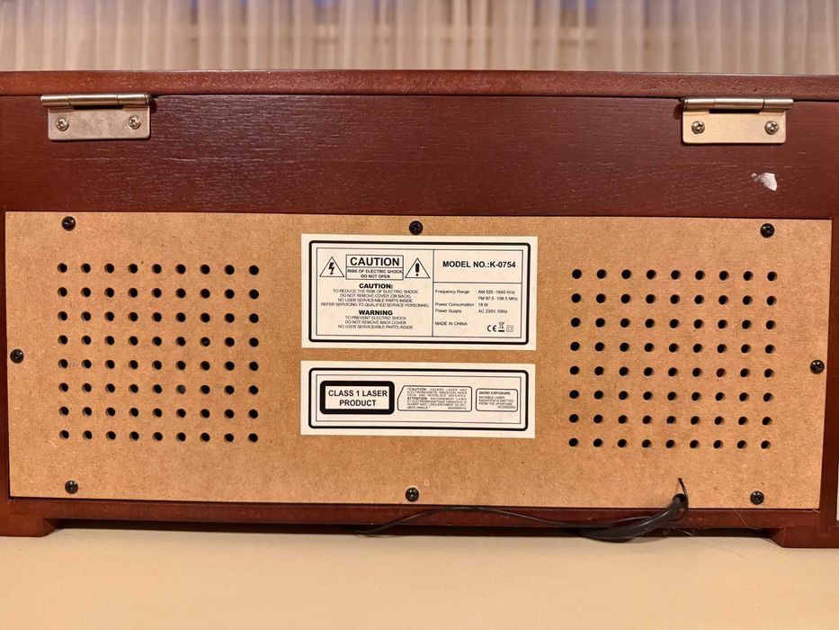 Ретро програвач. CLASS 1 LASER PRODUCT.