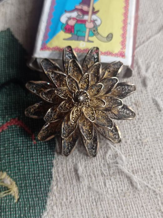 Продам винтажную брошь серебро позолота