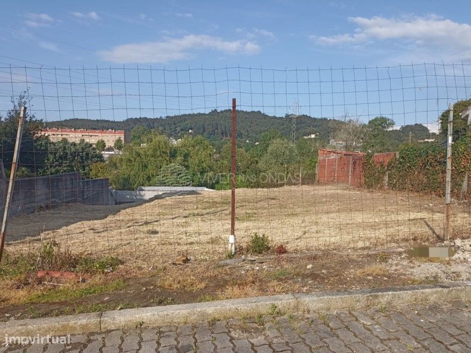 Terreno urbano com 650m2 para construção, em Canelas.