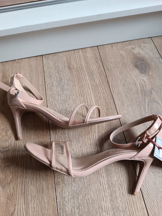 Kremowe sandały na szpilce