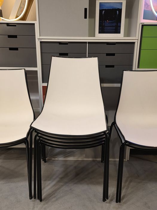 Krzesła design Pedrali – włoskie, białe z czarną ramą, sztaplowane