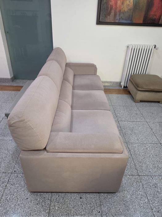 Sofa 2,35  cor bege com apoio pés