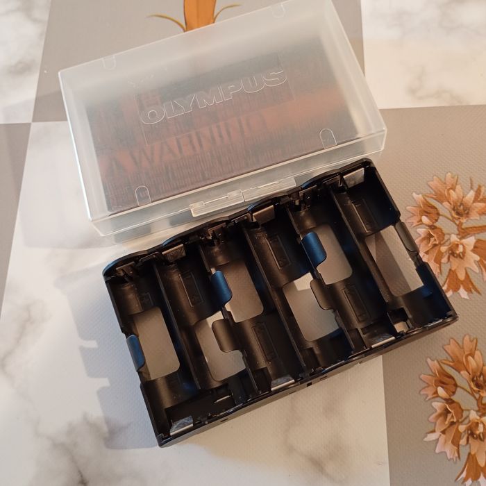 Olympus E-3 uchwyt na baterie Olympus AABH-1.
Umożliwia korzystanie z 6 baterii AA w gripie Olympus HLD-4.