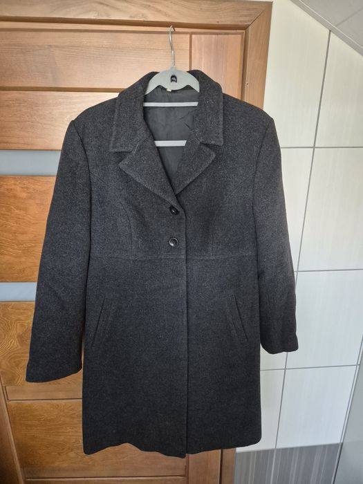 Klasyczny ciażowy płaszczyk w kolanoa M-L