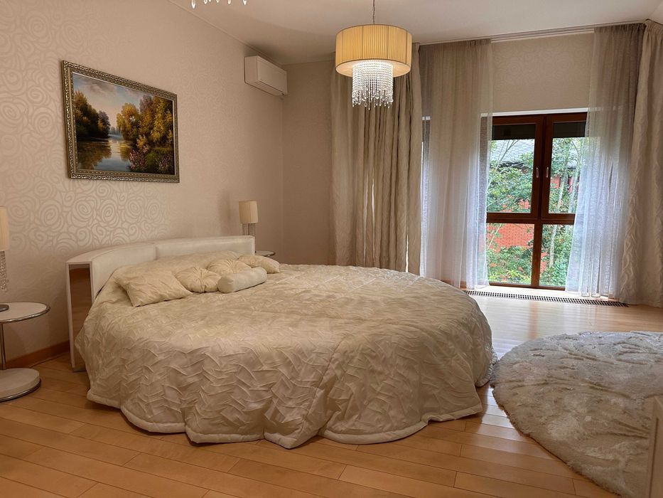 Містечко біля лісу, 45 соток, будинок 600 м2, Стоянка