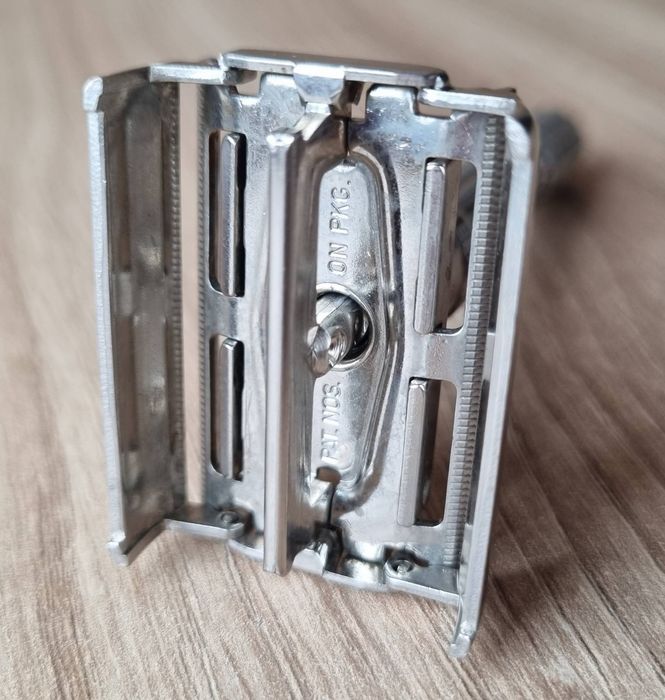 The "Slim" Gillette Adjustable razor 1967 рік