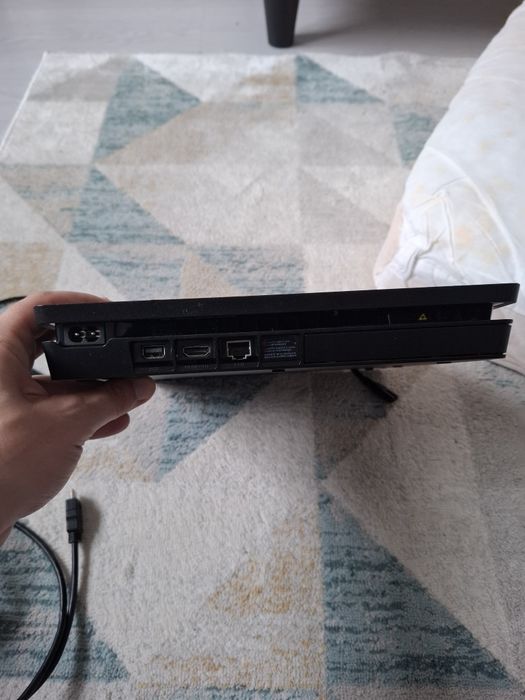 Playstation 4 com o jogo diablo incluído