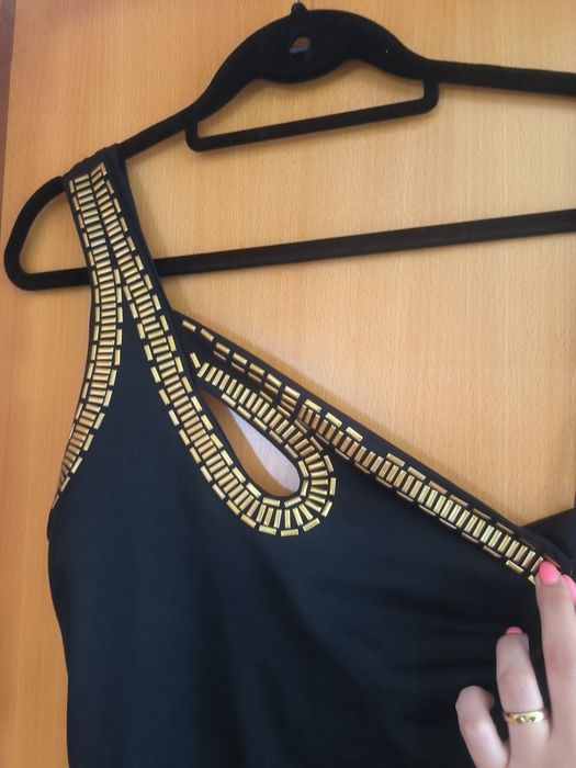 Vestido plissado preto e dourado