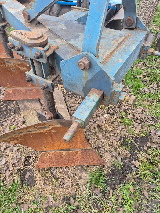 Плуг 3 корпусний ПНБ 3-35, висока стійка