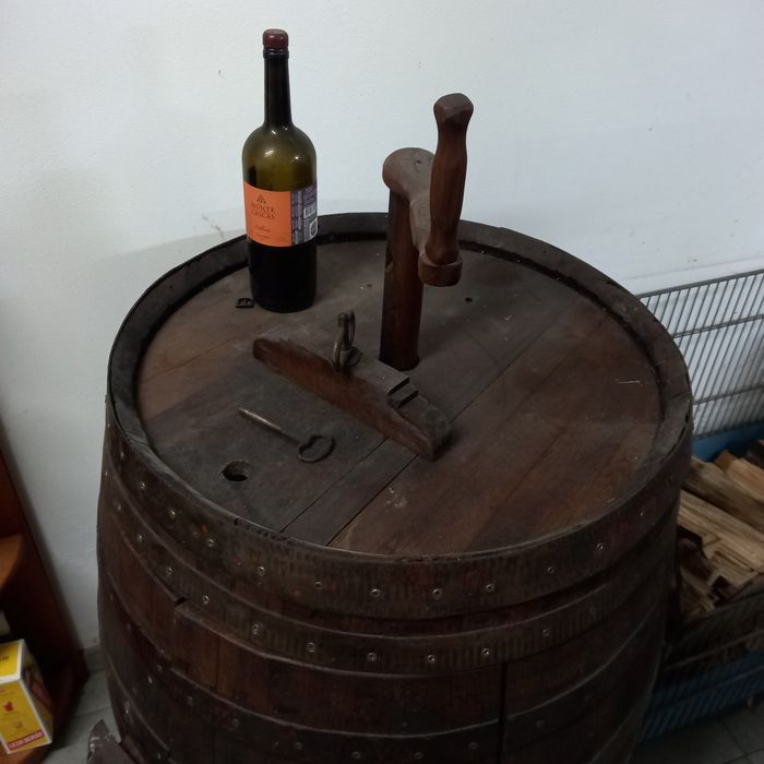 Bar pipa com prateleiras giratorias