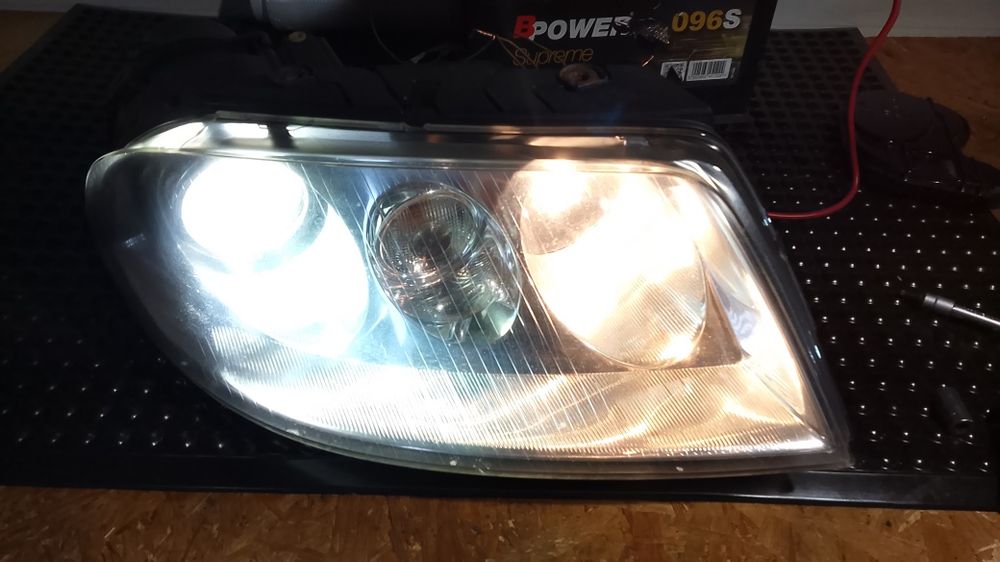 Lampa przód Passat B5 lift XENON Prawa kompletna Hella