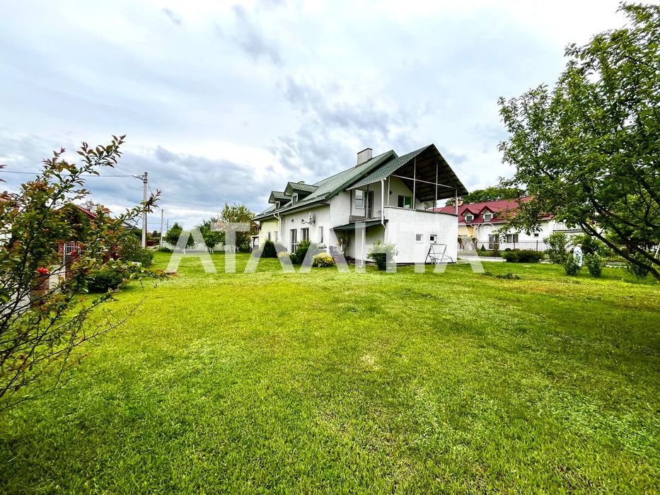 Продаж котеджу в смт Запитів + 10 соток землі.