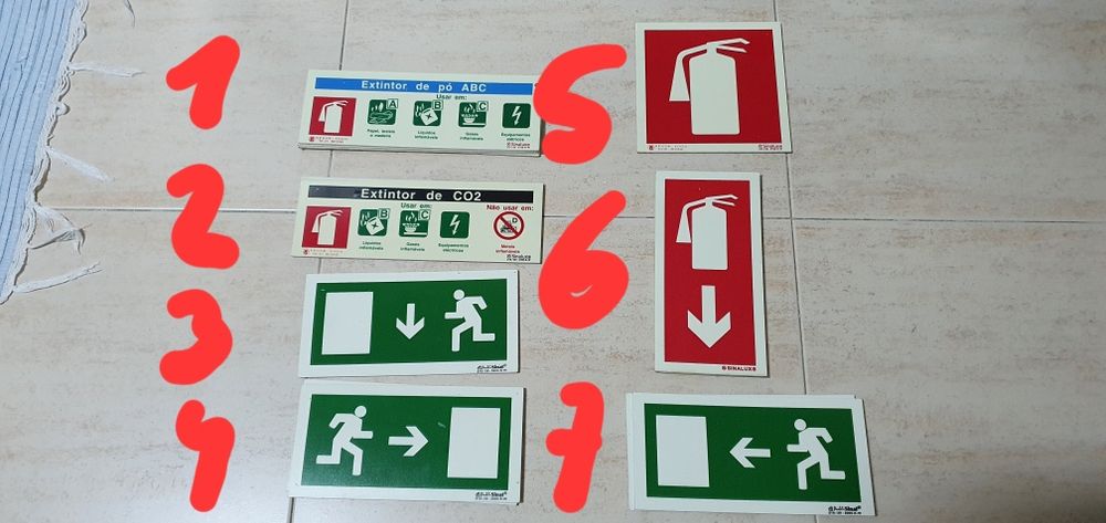 Placas sinaléticas florescentes em bom estado