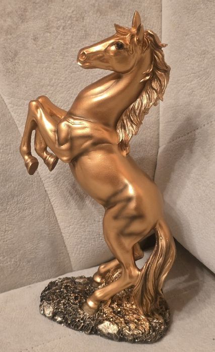 Piękna figurka kolekcjonerska ZŁOTY KOŃ Mustang Koń Arabski. Nowa.