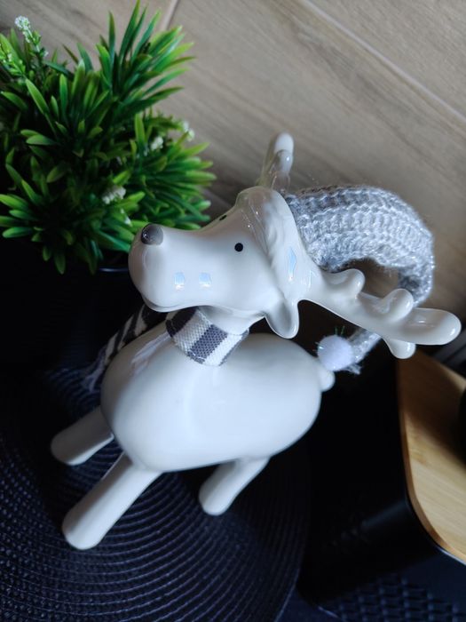 Figurka świąteczna renifer biały z szalikiem home&you