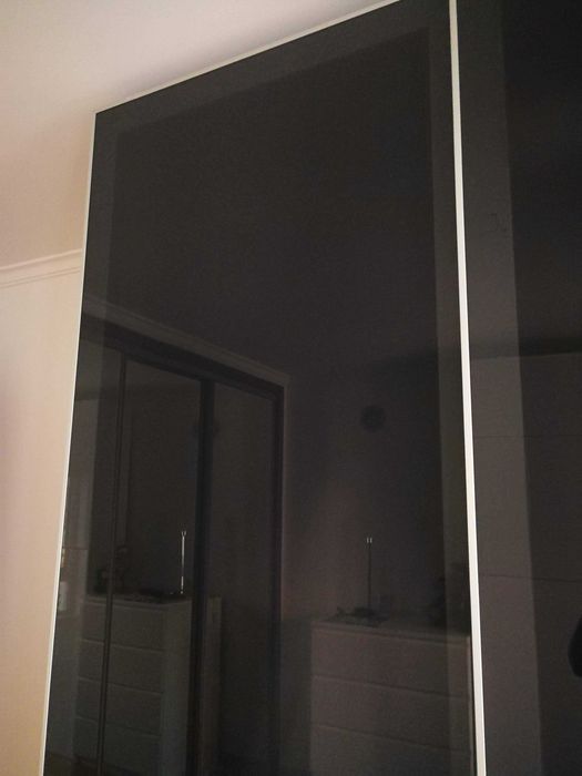 Roupeiro PAX IKEA com portas deslizantes de vidro