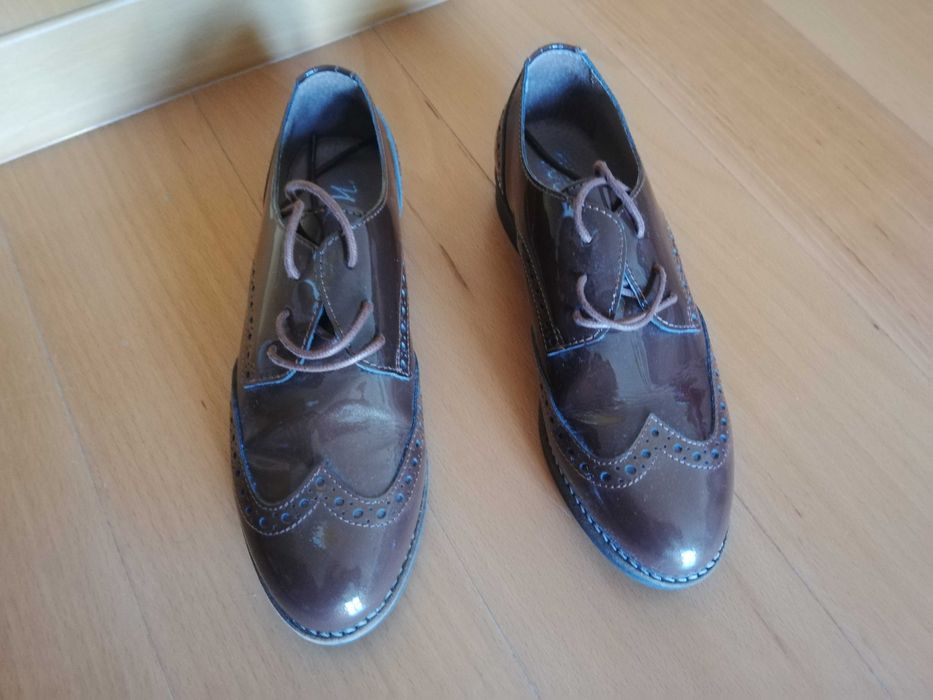 Derbies envernizados