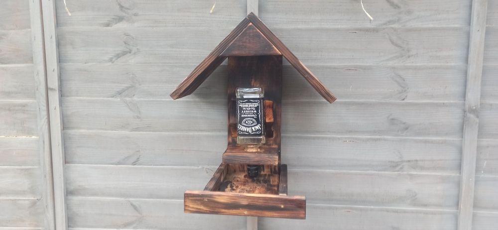 Karmnik Jack Daniels dla ptaków ze 100letnich desek