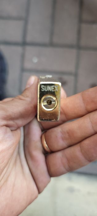 Isqueiro a gás da marca SUNEX.