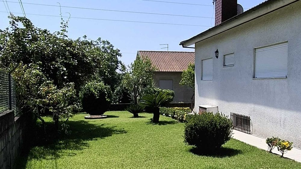 Moradia T4 independente na Lage, concelho de Vila Verde.