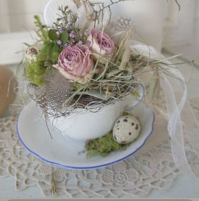 Filiżanka z suszonymi różami w wiosennej aranżacji