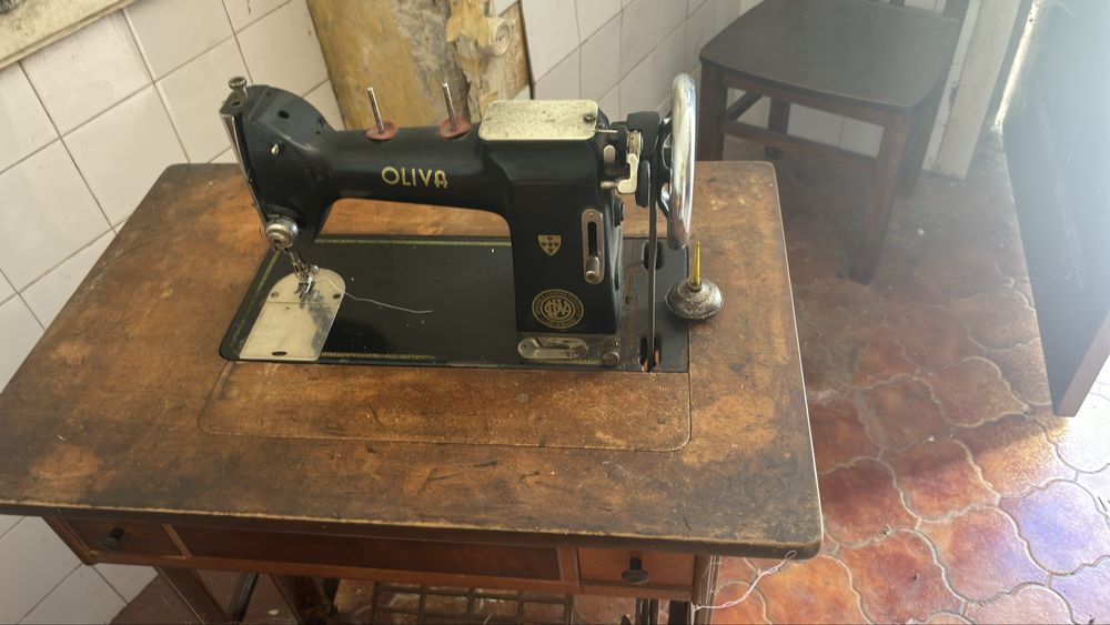 Maquina costura Oliva Antiga