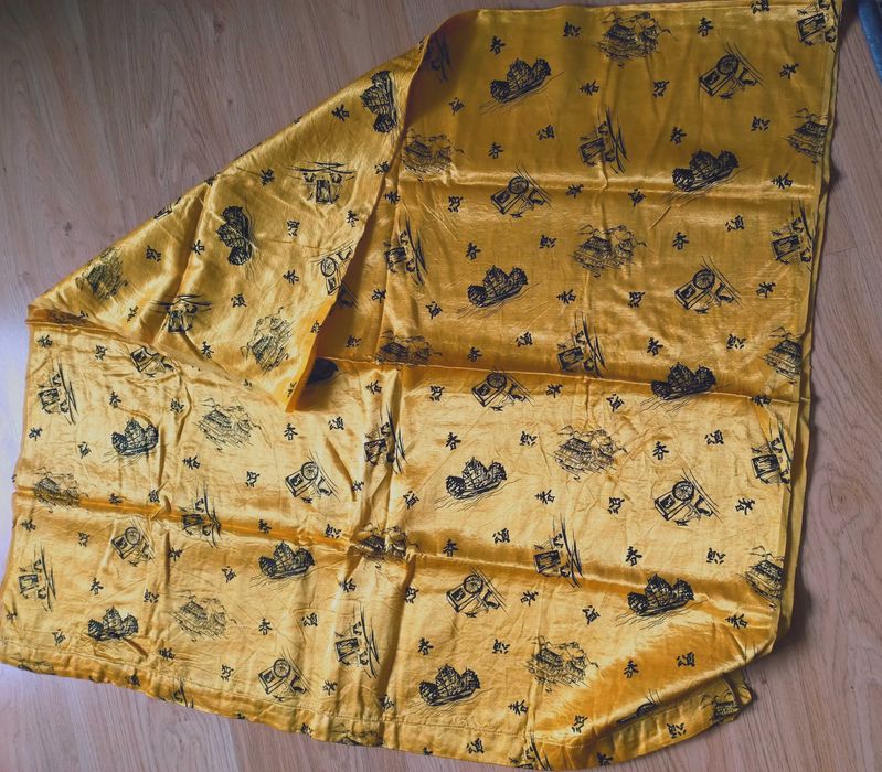 Kupon tkaniny vintage, żółta satyna wiskozowa, orientalny wzór.