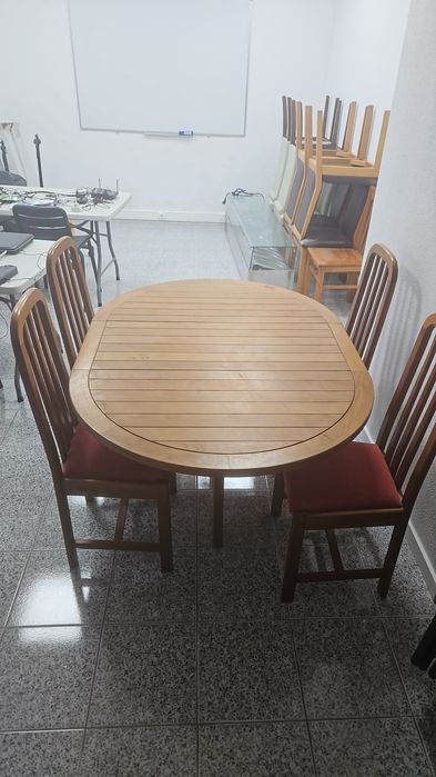 Mesa extensível com 4 cadeiras