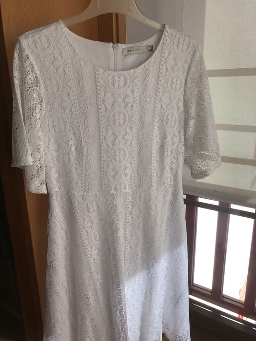 Vestido branco com renda Cortefiel