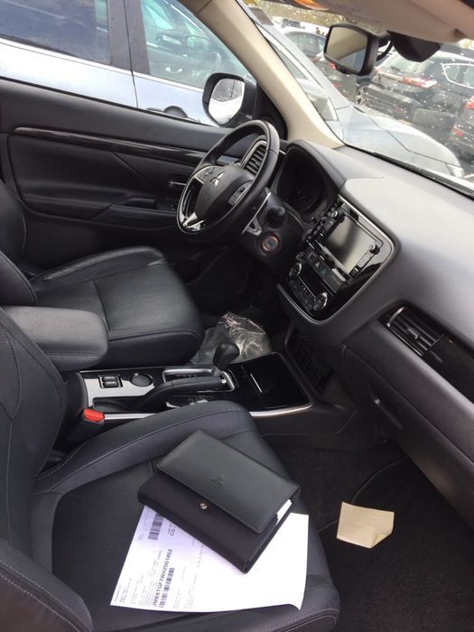 Mitsubishi Outlander PHEV Plus 4WD Plug-In Hybrid,