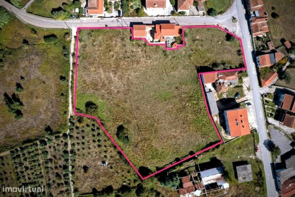Terreno Urbanizável: Crie a Casa dos Seus Sonhos em Ambiente Tranquilo